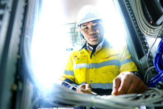 Homme travaillant sur un serveur