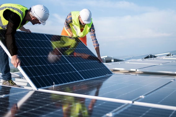 Homme installant des panneaux solaires