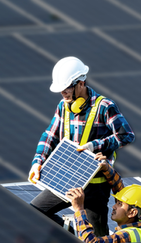 Solutions Énergie et durabilité de Prologis employés installant des panneaux solaires