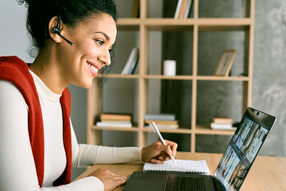 Femme assistant à une session de formation en ligne sur son ordinateur portable