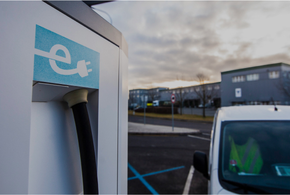 Électrification de la flotte gros plan sur un chargeur pour VE sur site