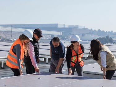 Employés inspectant des panneaux solaires