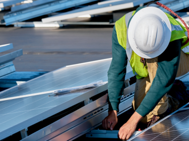 Employé en train d'installer un panneau solaire