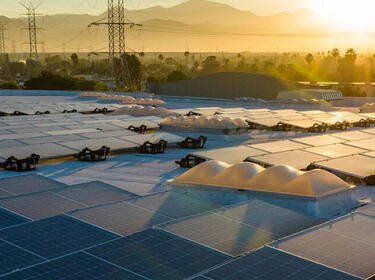 Panneaux solaires au coucher de soleil à Irwindale en Californie