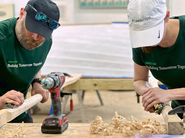 Deux employés Prologis poncent du bois dans le cadre d'un projet IMPACT Day