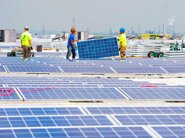 Personnes en train d'installer des panneaux solaires